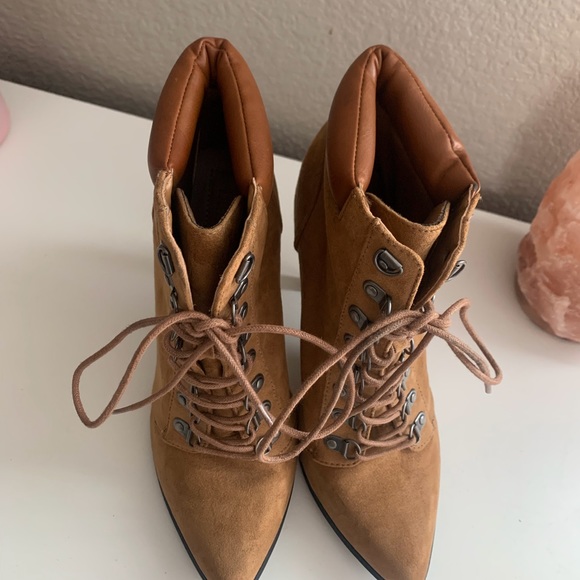 Selling these brown pointed heal boots. - Picture 3 of 4